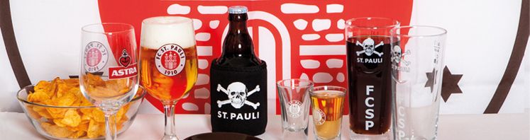 Astra Kollage mit mehreren Bieren und Sankt Pauli Bierkühler. Im Hintergrund befindet sich das Sankt Pauli Wappen