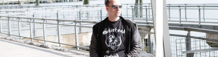 Motörhead Merchandise. Zu sehen ist eine Person vor dem Wasser mit einem Motörhead Shirt