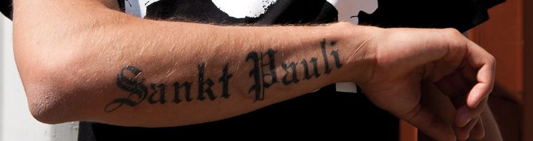 Sankt Pauli Tattoo auf dem Unterarm. 