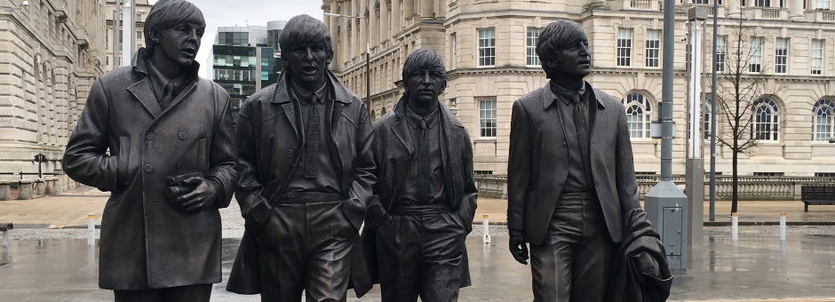 Die Vier Beatles Mitglieder als Statuen in Liverpool